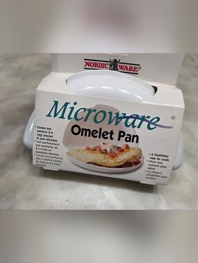 Nordic Ware White Microware Omelet Pan New.
